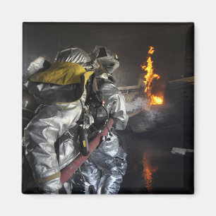 Feuerwehrmänner löschen ein Feuer in einem Magnet