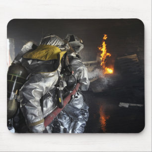 Feuerwehrmänner löschen ein Feuer in einem Mousepad