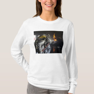 Feuerwehrmänner löschen ein Feuer in einem T-Shirt
