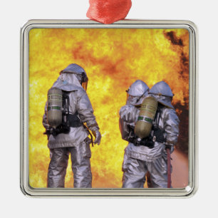 Feuerwehrmänner löschen ein Flugzeugfeuer aus Silbernes Ornament