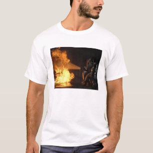 Feuerwehrmänner löschen eine simulierte T-Shirt