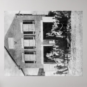 Feuerwehrmänner mit Ausrüstung außerhalb des Poster