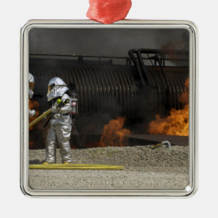 Feuerwehrmänner neutralisieren ein Livefeuer Ornament Aus Metall