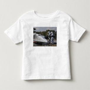 Feuerwehrmänner reagieren auf die Szene Kleinkind T-shirt