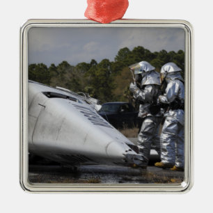 Feuerwehrmänner reagieren auf die Szene Ornament Aus Metall