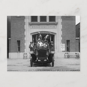 Feuerwehrmannschaft im Feuerwehrhaus, 1925 Postkarte