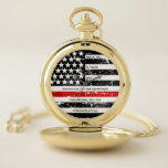 Feuerwehrruhestand Personalisiert dünne rote Linie Taschenuhr<br><div class="desc">Feiern Sie und zeigen Sie Ihre Wertschätzung für einen hervorragenden Feuerwehrmann mit dieser Thin Red Line Firefighter Retirement Watch - American Flag Design in Firefighter Flag Farben, Not leidendes Design . Perfekt für Service-Auszeichnungen, Feuerwerksgeschenke und Feuerwehrrennen-Geschenke . Personalisieren Sie diese Feuerwehrleute Ruhestandswache mit Namen, Jahren des Dienstes und Service Jahre,...</div>