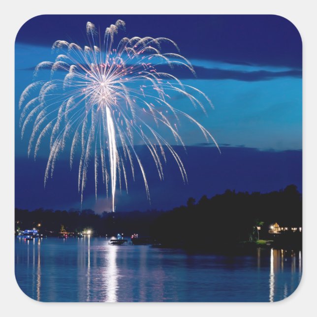 Feuerwerk am East Gull Lake über der Bucht Quadratischer Aufkleber (Vorderseite)