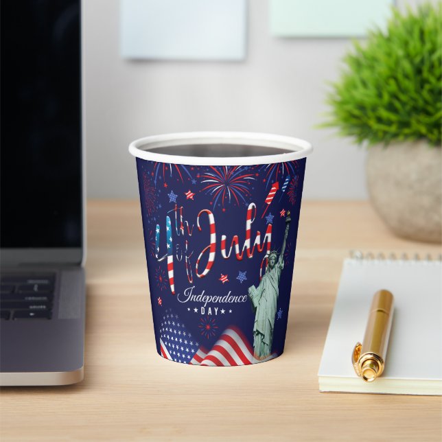 Feuerwerk Amerikanische Unabhängigkeitstag mit der Pappbecher (InSitu)