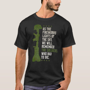 Feuerwerke beleuchten den Himmel, an den wir uns e T-Shirt