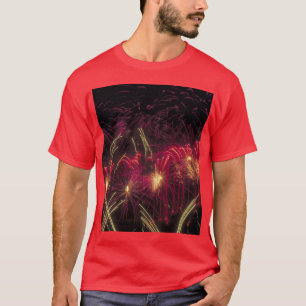Feuerwerke, die dem Himmel leuchten, auf einem T - T-Shirt