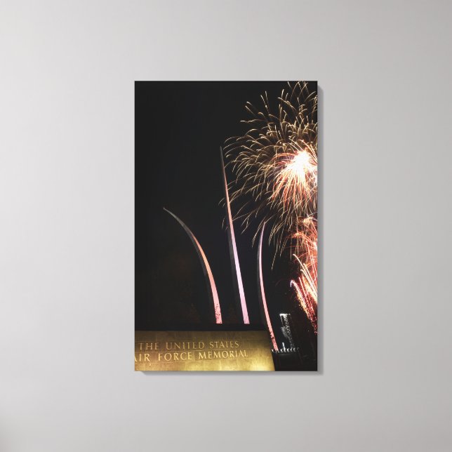 Feuerwerke erhellen das Memorial der Luftstreitkrä Leinwanddruck (Vorderseite)
