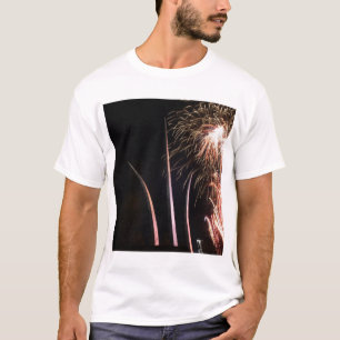Feuerwerke erhellen das Memorial der Luftstreitkrä T-Shirt