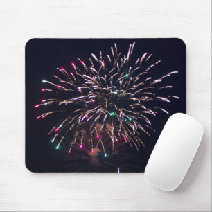 Feuerwerke explodieren im Foto des nächtlichen Ame Mousepad