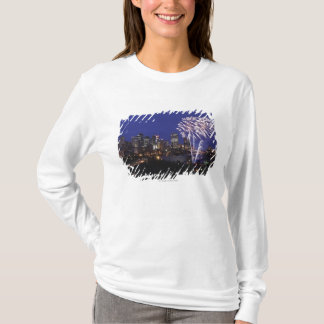Feuerwerke über der Stadt T-Shirt