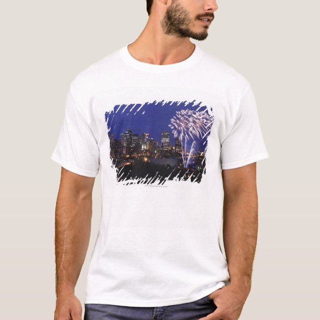 Feuerwerke über der Stadt T-Shirt (Vorderseite)