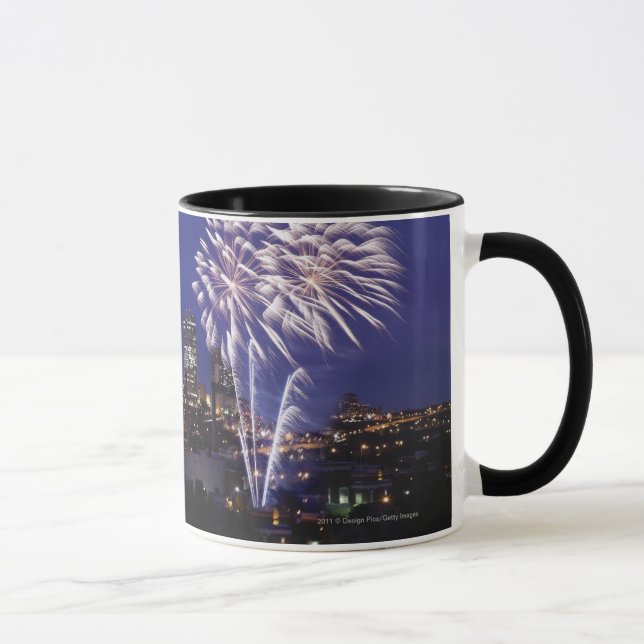 Feuerwerke über der Stadt Tasse (Rechts)