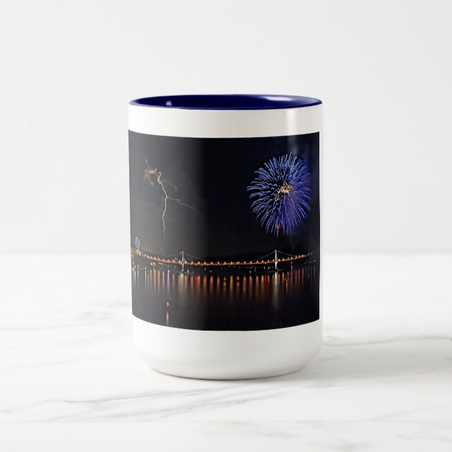 Feuerwerkskörper mit Blitz Zweifarbige Tasse (Mittel)