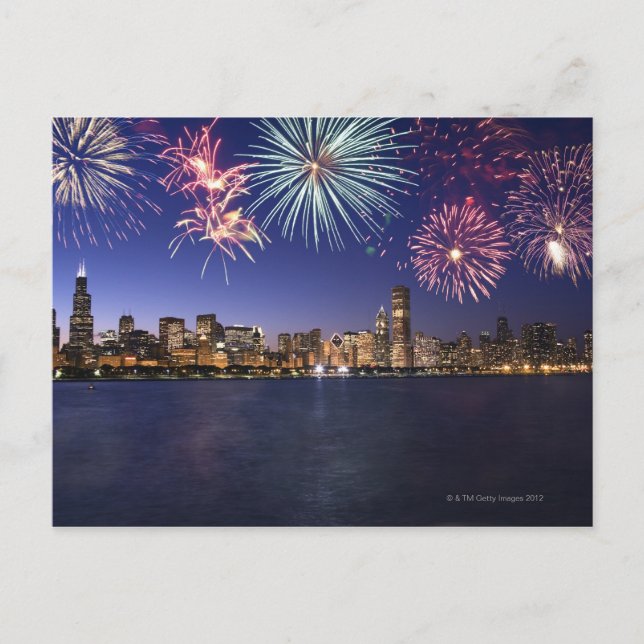 Feuerwerkskörper über der Skyline von Chicago 2 Postkarte (Vorderseite)