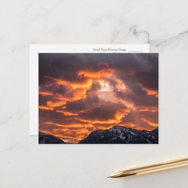 Feuriger Sonnenuntergang über den Bergen Postkarte (Vorderseite/Rückseite Beispiel)