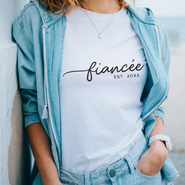 Fiancée Elegant Typografy Custom Date Verlobung Sweatshirt (Von Creator hochgeladen)