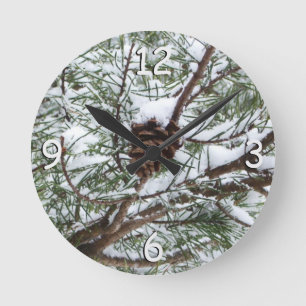 Fichtenzapfen im Schnee II Winter Naturfotografie Runde Wanduhr