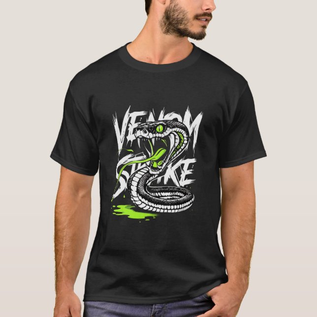 Fierce Coiled Snake mit Venom Strike Text Cartoon T-Shirt (Vorderseite)