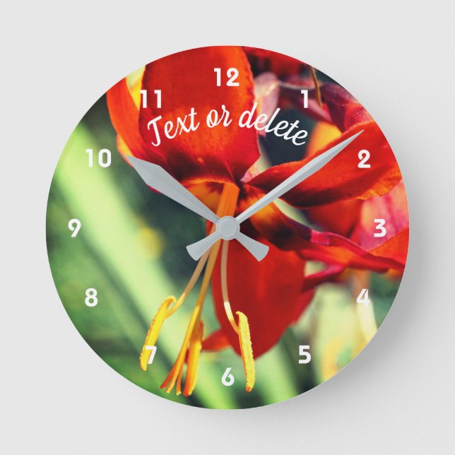 Fiery Orange Taglilie Blume Personalisiert Runde Wanduhr (Vorderseite)