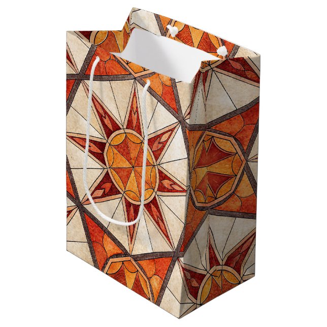 Fiery Red and Orange Starburst - Geometric Mosaic Mittlere Geschenktüte (Vorderseite Schrägansicht)