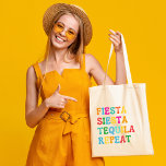 Fiesta Siesta Tequila Repeat Tragetasche<br><div class="desc">Die Fiesta Siesta Tequila Repeat Tote Bag ist das perfekte Zubehör für Ihren nächsten Fest- oder Strandtag! Diese stilvolle und praktische Tasche zeichnet sich durch ein spielerisches und trendiges Design aus, das den Spaß und den Geist Mexikos einfängt. Geschenke es an deine Brautjungfrauen oder Freundinnen, als ein Dankeschön für die...</div>