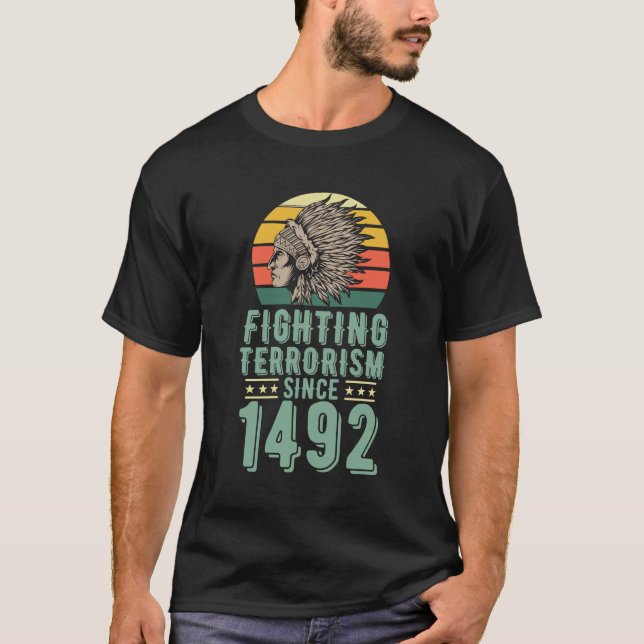 Fighting Terrorism Since 1492 Native American Head T-Shirt (Vorderseite)