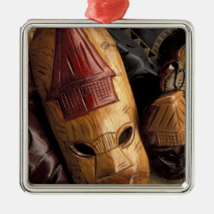 Fiji, Viti Levu Masken auf einem Stadtmarkt. Silbernes Ornament