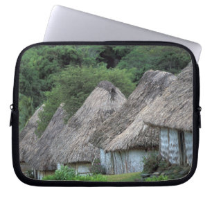 Fiji, Viti, Traditionelle Hüttenhäuser. Laptopschutzhülle