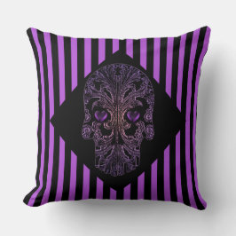 Filigree Skull in Schatten von Lila Kissen
