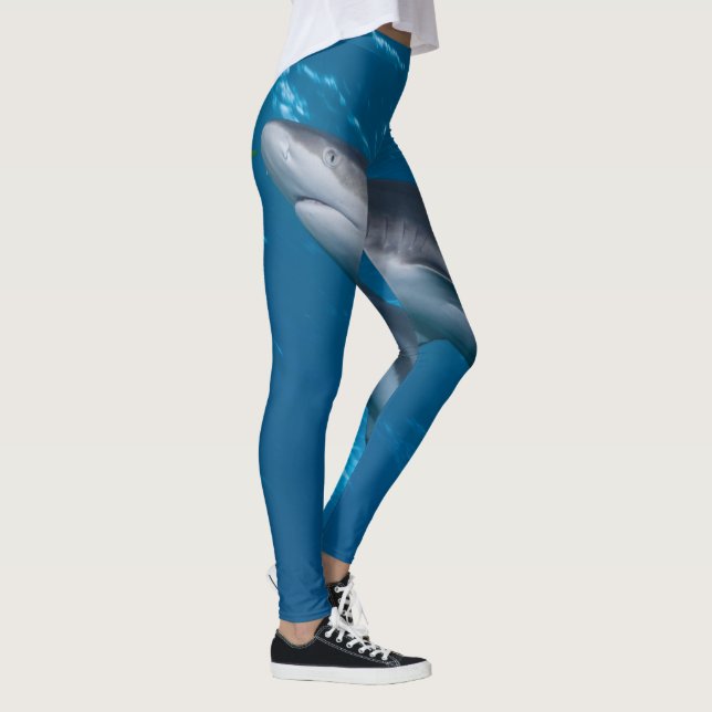 Fin: Riffhai mit niedlichem Pilotenfisch Leggings (Rechts)