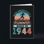 Finalist geboren im 80. Geburtstagsgeschenk 1944 V Karte<br><div class="desc">Unterschätzen Sie nie einen geborenen Runner im Jahr 1944. Ideal Vintages 80. Geburtstagsgeschenk für 80-jährige Laufbegeisterte. Männer und Frauen,  die Liebe zu laufen und zu gehen Joggen wird Liebe für Väter Tag oder Weihnachten.</div>