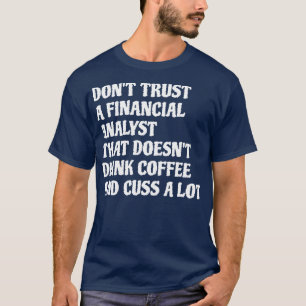 Finanzanalytiker, die Kaffee trinken, haben viel z T-Shirt