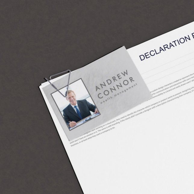 Finanzieller Berater mit einfacher, leicht grauer  Visitenkarte (Perfect for business)