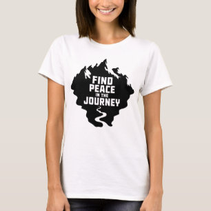 Finde Frieden auf der Reise Bergdesign T-Shirt