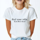 Finden Sie Ihren Stamm | Liebe sie Hard Modern Min T-Shirt<br><div class="desc">"Finde deinen Stamm! Liebe sie Hard" maßgeschneidertes Zitat Kunstdesign in zeitgenössischer Typografie mit handgeschriebenen Schriftzeichen im modernen minimalistischen Stil.</div>