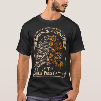 Finden Sie jemanden, der Blume im dunkelsten Teil  T-Shirt