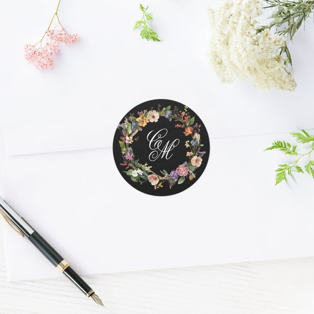 Fine Art Floral Wreath Monogram Runder Aufkleber (Von Creator hochgeladen)