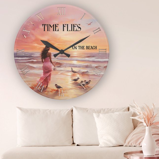 Fine Art Pink Beach Sunset Runde Wanduhr (Elegant wall clock featuring a painting of a lady on the beach at sunset in dreamy pink)