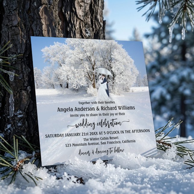 Fine Art Winter Wonderland Wedding Einladung (Romantic wedding invitation featuring a painting of a couple with an umbrella in winter wonderland)