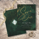 Fine Lines Gold Abstrakt Wedding Emerald ID867 Save The Date<br><div class="desc">Ein Aquarellhintergrund in smaragdgrünen Farbtönen wird durch ein abstrakte von edlen Goldlinien und glitzernden Lichteffekten überragt, um die Teile dieser wunderschönen Hochzeitssuite zu kreieren. Die Hochzeitskarte "Save the Date", die hier gezeigt wird, zeichnet sich auch durch einen niedrigen, zentrierten Text und eine elegante Kalligraphie aus. Fügen Sie einfach Ihre eigenen...</div>