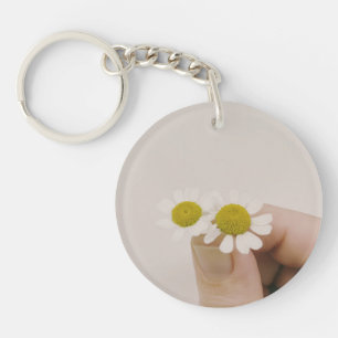 Fingertip Daisy – Ästhetischer Blumen-Acrylscharni Schlüsselanhänger