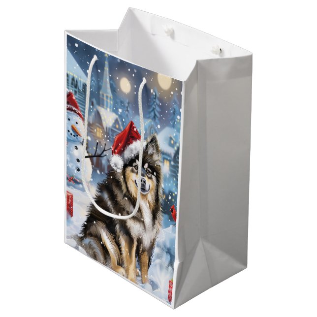 Finnische Lapphund Winter Wonderland Weihnachtsfre Mittlere Geschenktüte (Vorderseite Schrägansicht)