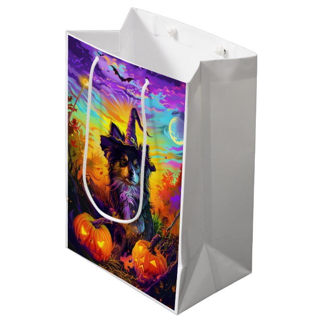 Finnischer Lapphund Hund Halloween Hexe und Kürbis Mittlere Geschenktüte (Vorderseite Schrägansicht)