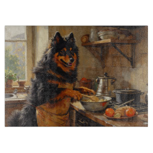Finnischer Lapphund kocht in der Küche Schneidebrett