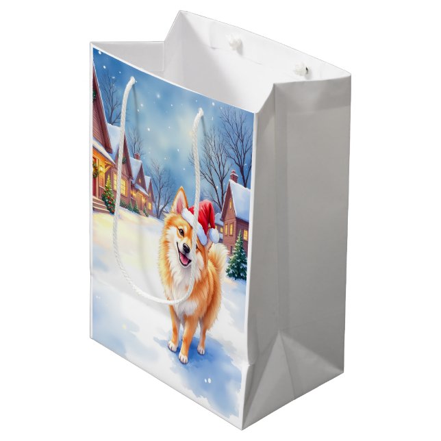 Finnish Lapphund Snowy Village Santa Hat Christmas Mittlere Geschenktüte (Vorderseite Schrägansicht)